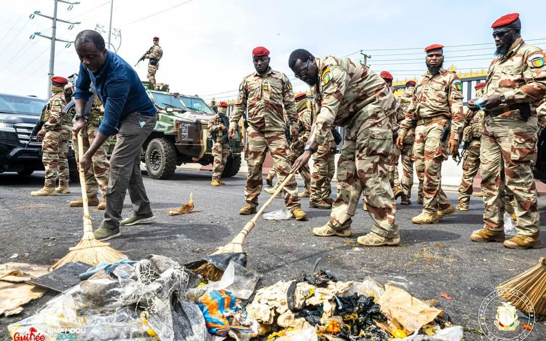 Arrêt sur image :  Mamadi Doumbouya participe à une action d’assainissement à Conakry – Infos-reelles.com