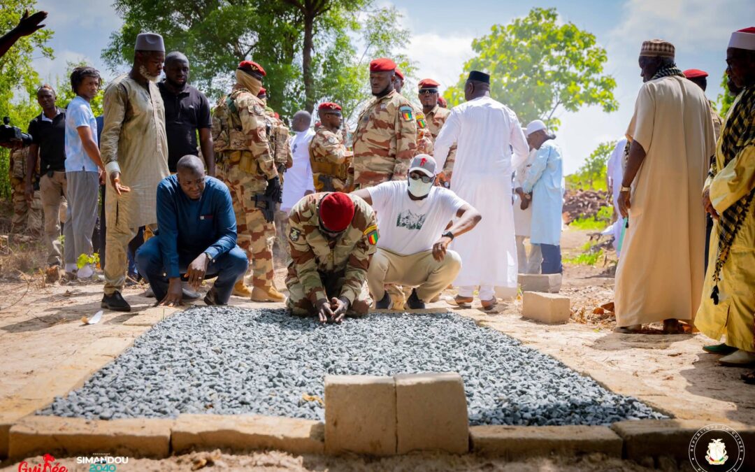 Kankan : le Général Mamadi Doumbouya sur la tombe de son père – Infos-reelles.com