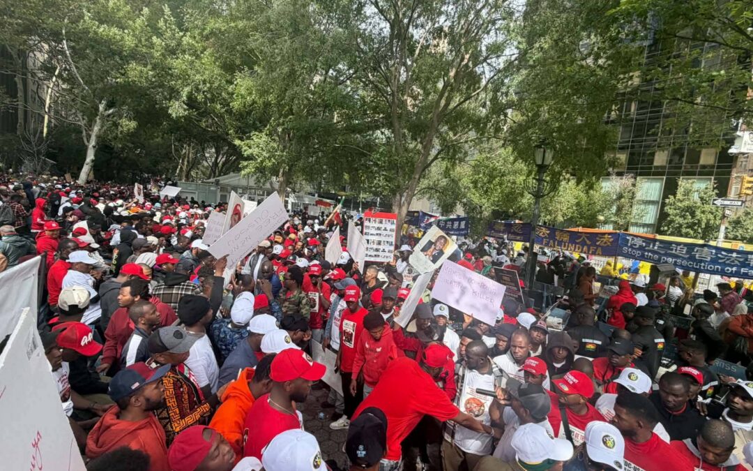 New-York : la diaspora guinéenne massivement mobilisée devant le siège de l&rsquo;ONU pour dénoncer la dictature du CNRD en Guinée – Infos-reelles.com